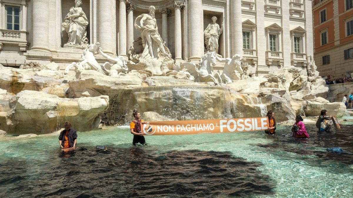 The Fountain of Protest: Climate Activists Dye Trevi Fountain Black Amidst Italy’s Climate Crisis